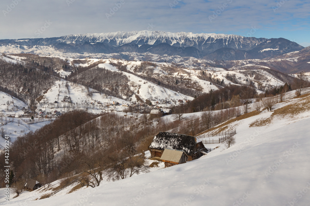 美丽的冬季山脉景观，在寒冷的冬日里有雪花。喀尔巴阡山的野生山脉。