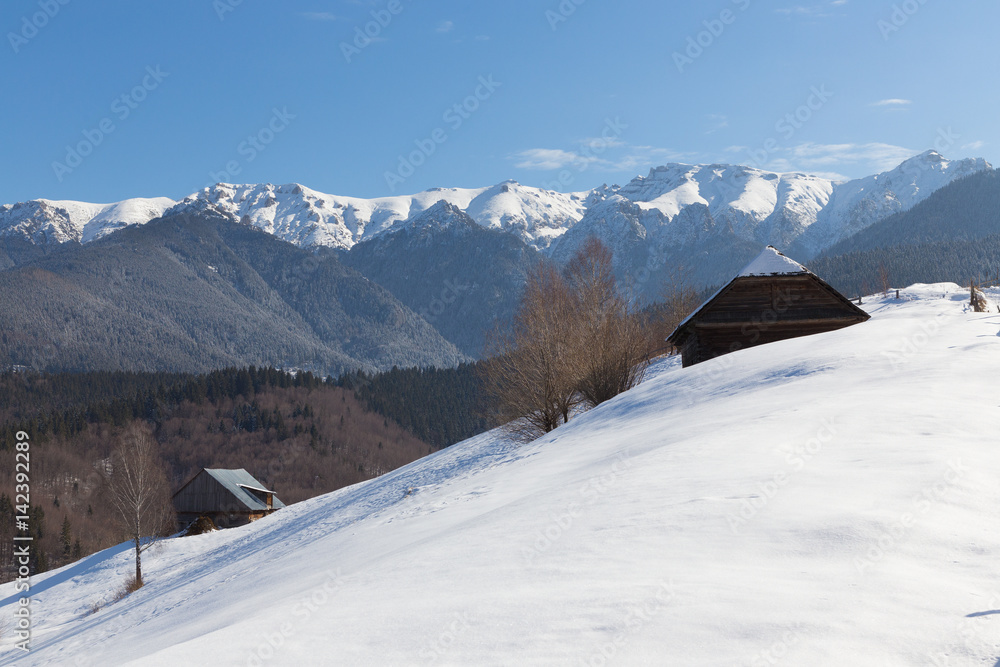 美丽的冬季山脉景观，在寒冷的冬日里有雪花。喀尔巴阡山的野生山脉。