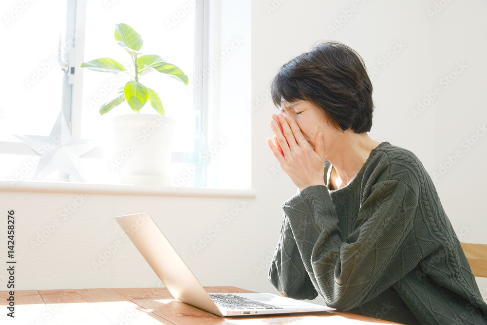 ミドル　女性　悲しい