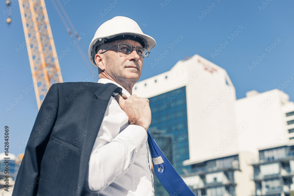 阳光明媚，身着西装的高级优雅建筑工人在施工现场