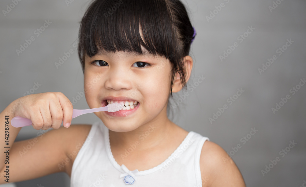 亚洲小可爱女孩刷牙