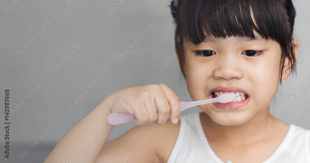 亚洲小可爱女孩刷牙