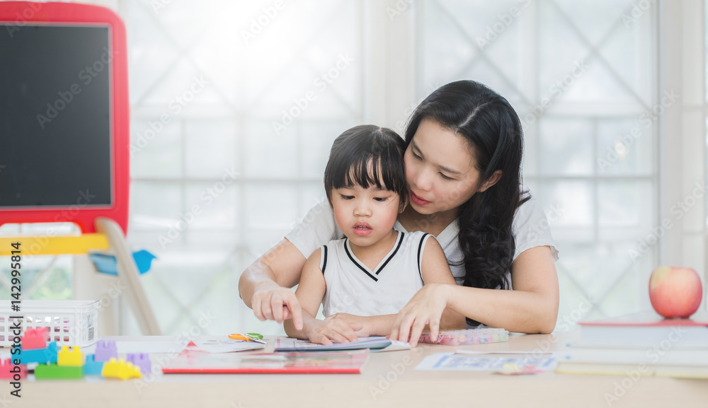 幸福家庭母女在家看书