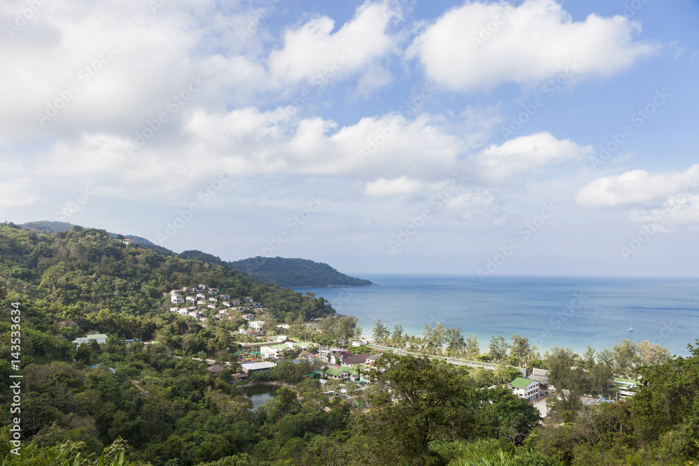 海滩附近森林中的度假胜地，热带安达曼海的海景。