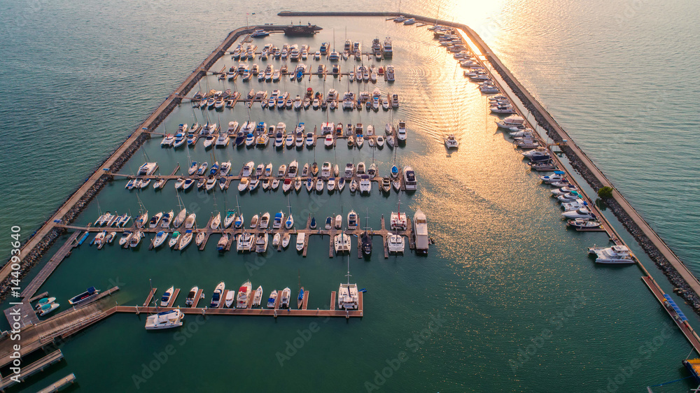 Pier speedboat. A marina lot. This is usually the most popular tourist attractions on the beach.Yach