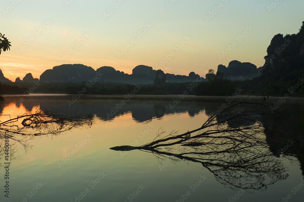 清晨日出时的自然美景。