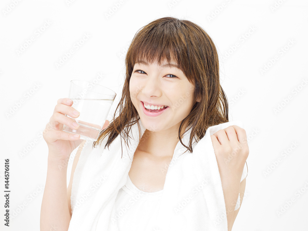 女性　水分補給　水