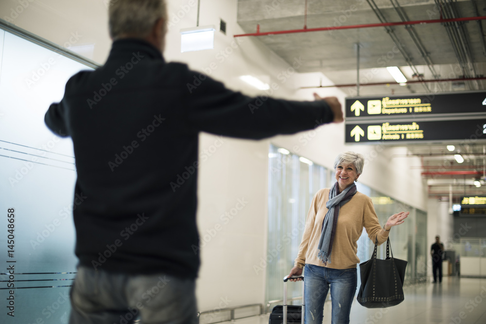 老家伙在机场接他的女人