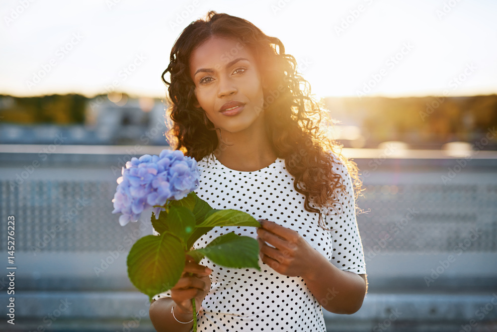 漂亮的黑人妇女献花