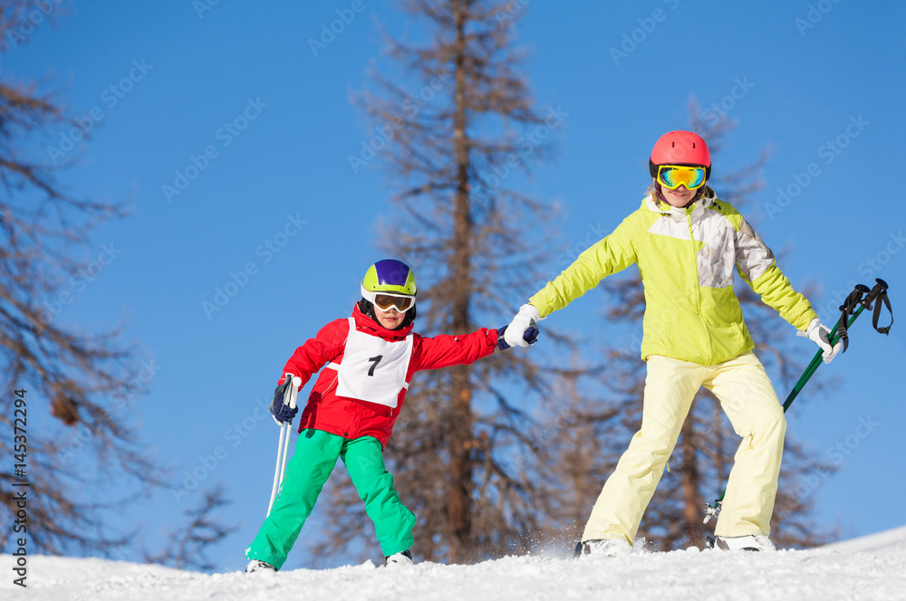 积极的家庭牵手滑雪的肖像