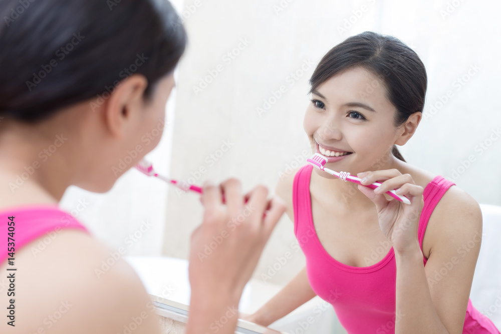 woman brush tooth