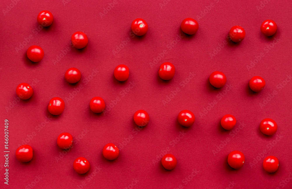 Ripe fresh tomatoes on red background top view pattern