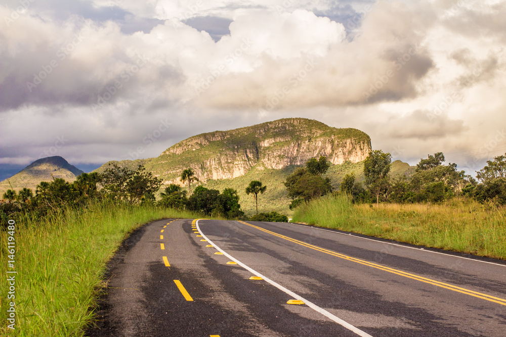 转到239。Chapada dos veadeiros的山路景观