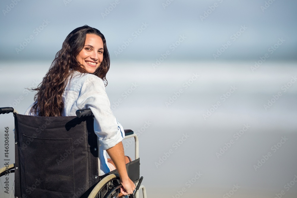 海滩上坐在轮椅上的女人的肖像