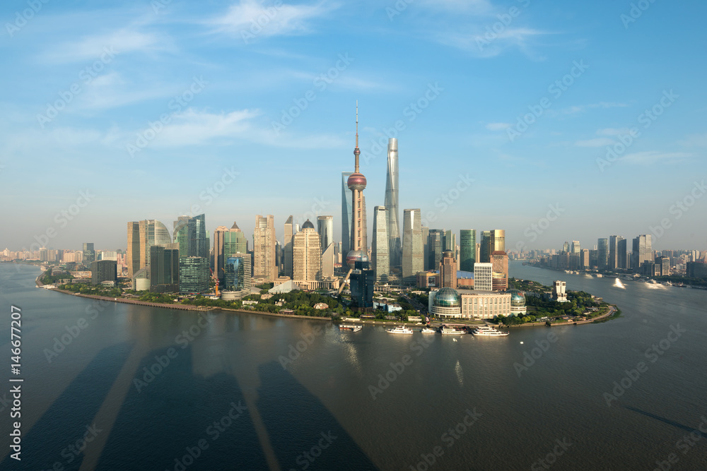 上海陆家嘴浦东中央商务中心黄浦江沿岸的上海天际线全景