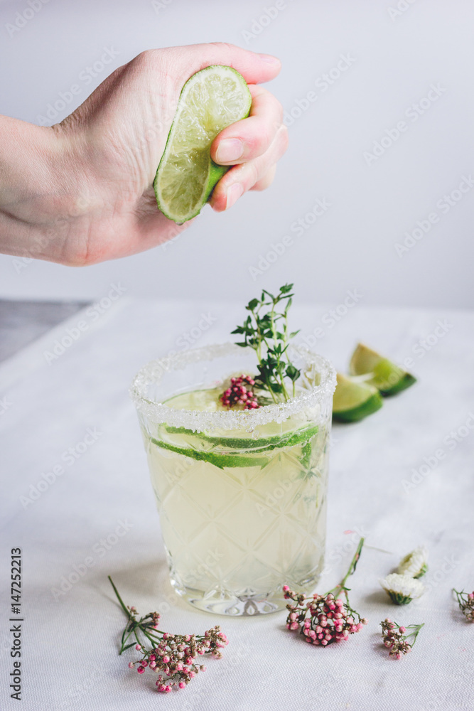 夏日自制果汁配石桌背景的酸橙和花朵