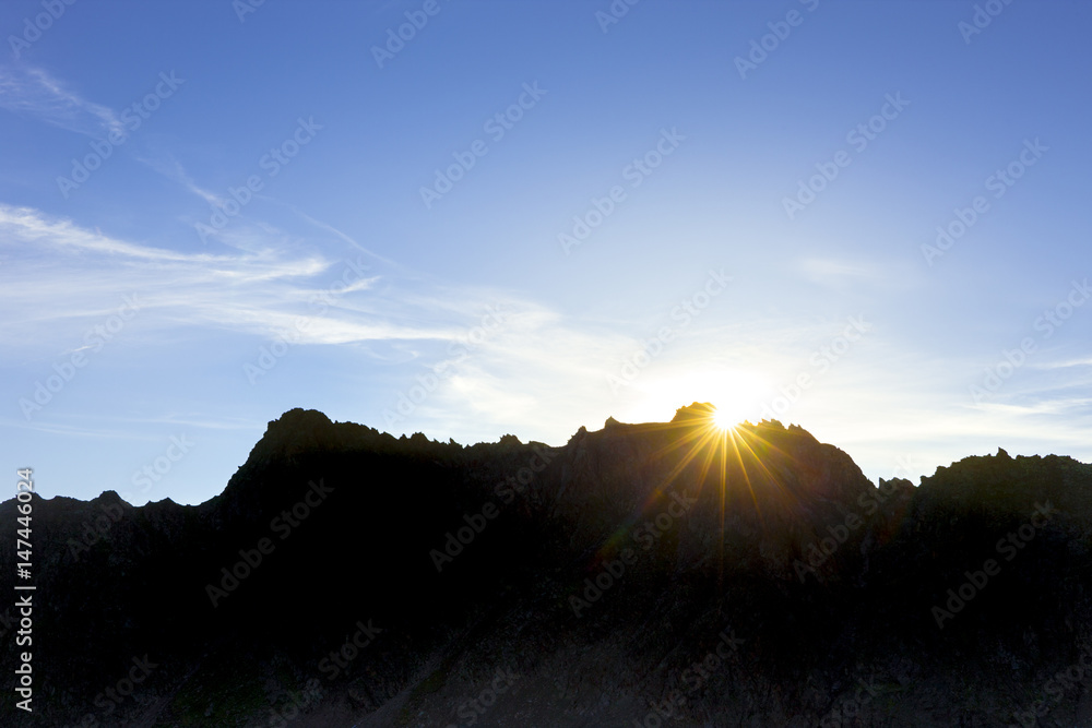 Sonnenaufgang im Gebirge