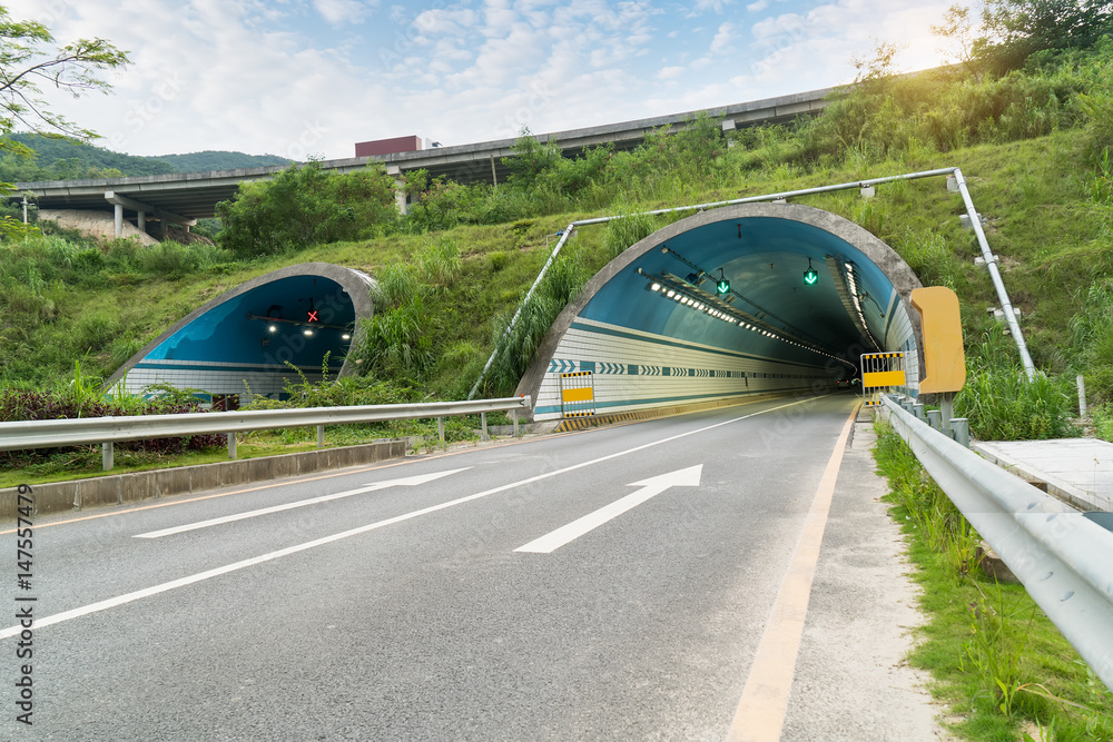 隧道公路入口