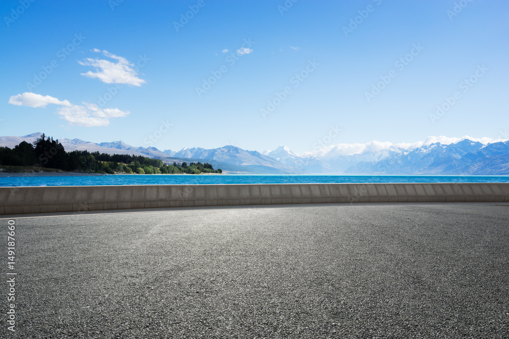 蓝天中有碧海的空旷道路