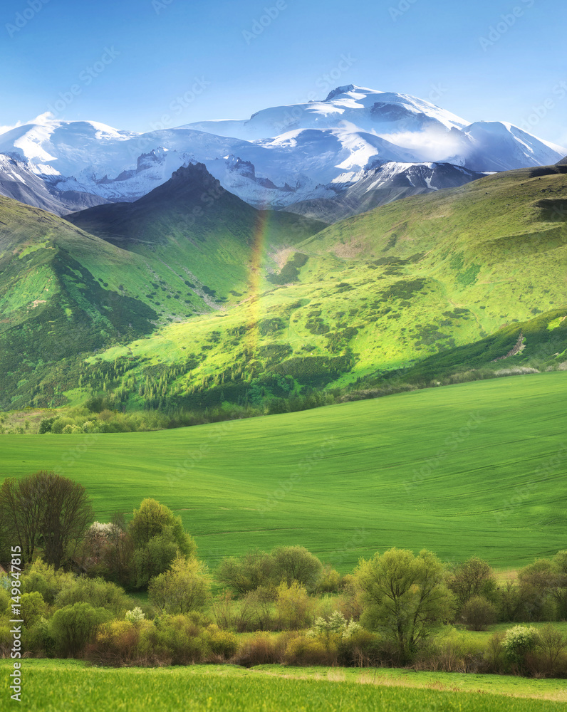 白天的高山山脊。夏天的全景景观