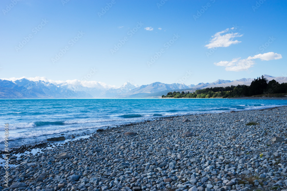 蓝天中的空海滩