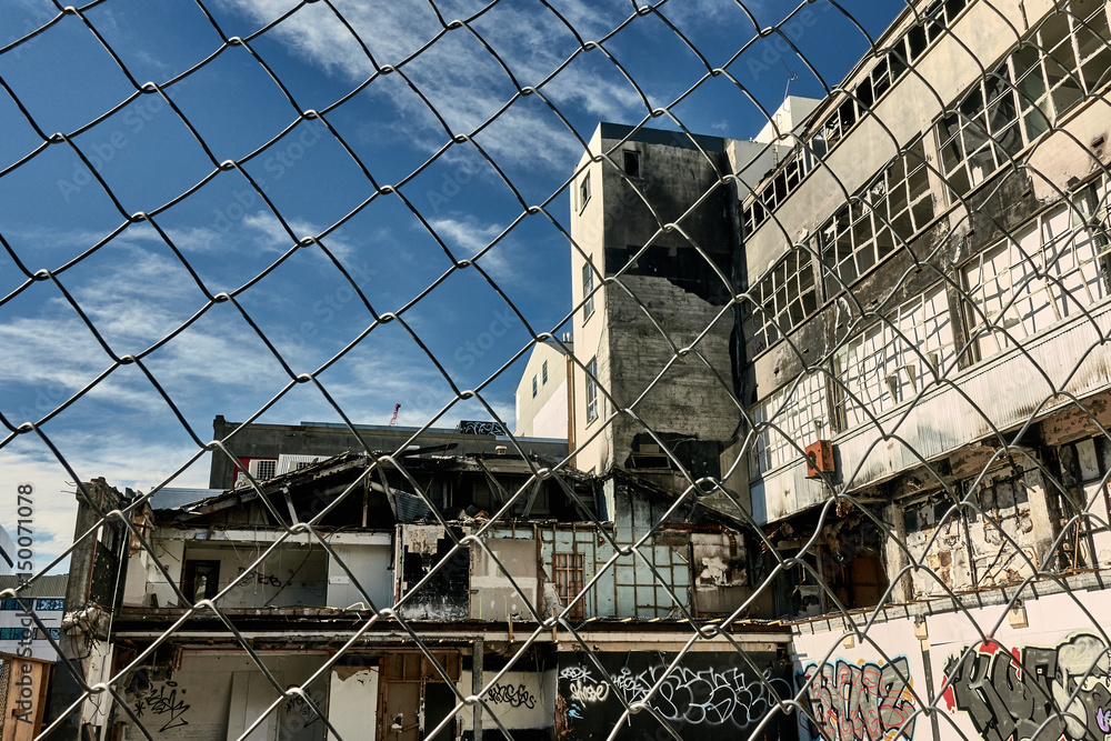 地震后，克赖斯特彻奇市中心封闭区的一栋几乎被拆除的建筑