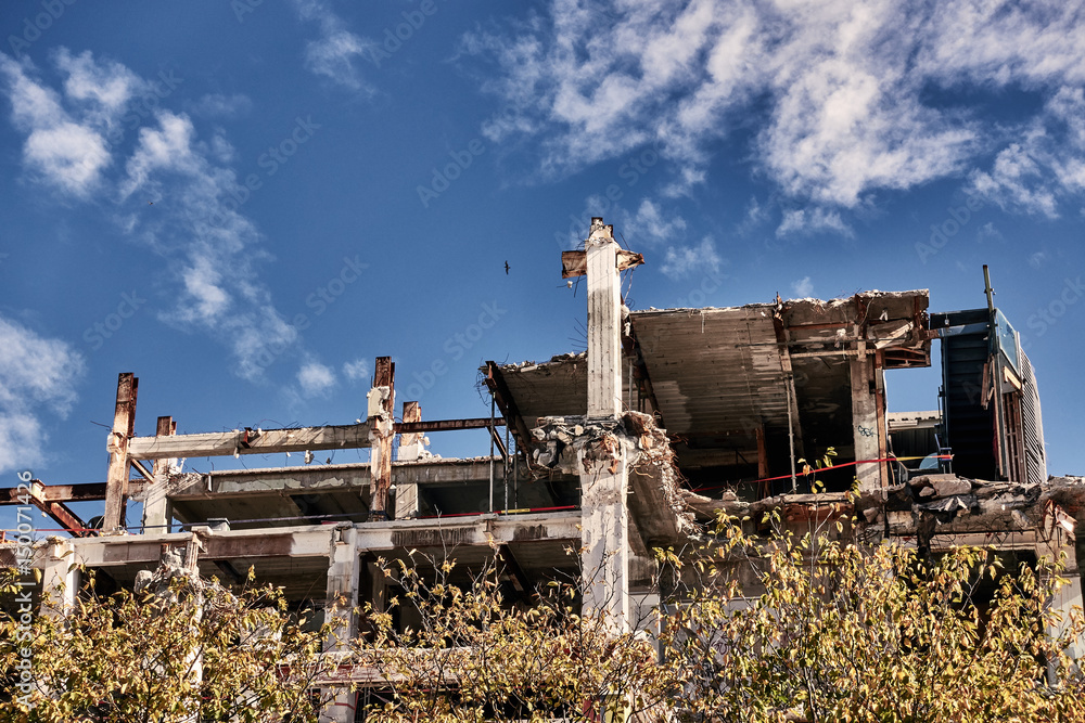 地震后，克赖斯特彻奇市中心封闭区的一栋几乎被拆除的建筑