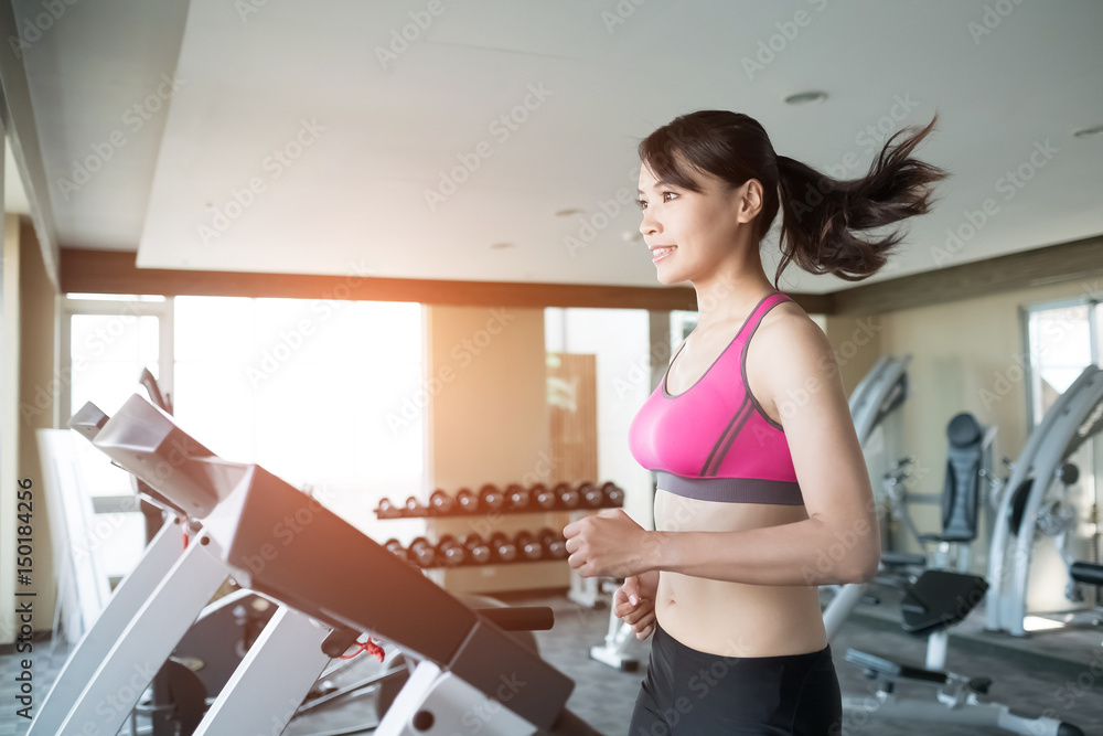 woman run on treadmill