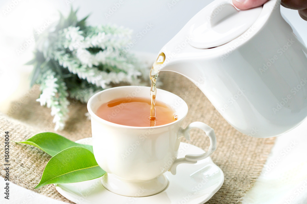 特写用白茶杯倒热红茶，茶道时间概念