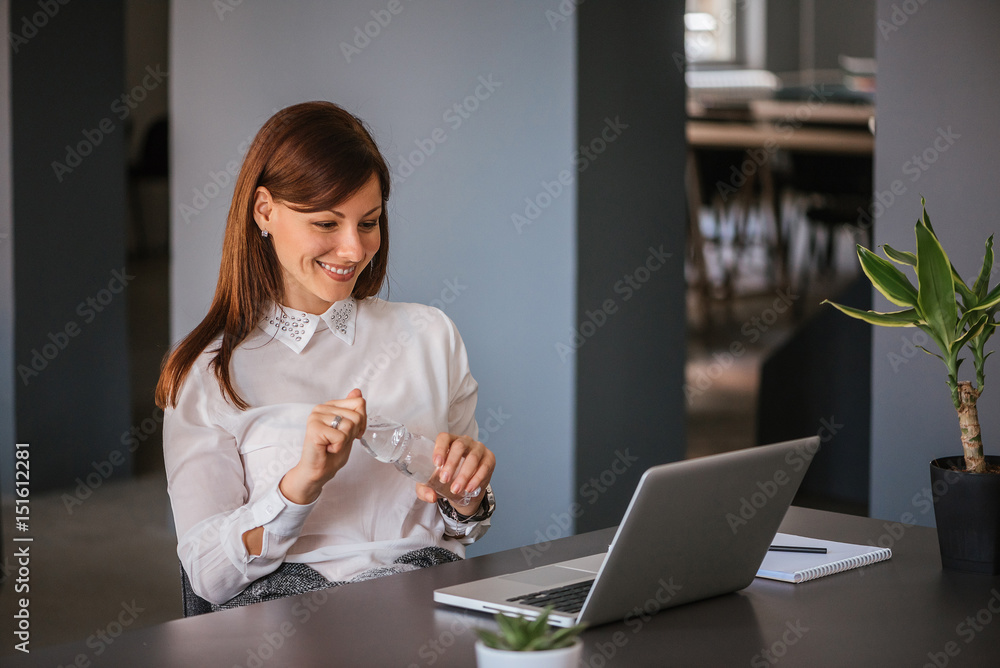 拿着水瓶的商务女性