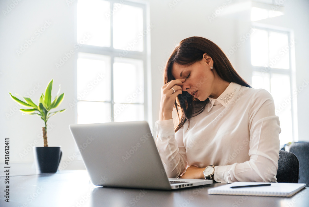 办公室里压力重重的女商人