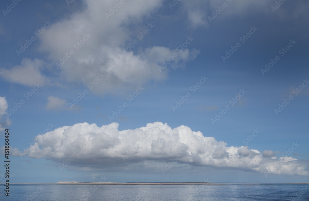 Waddenzee Neherlands的蓝天白云