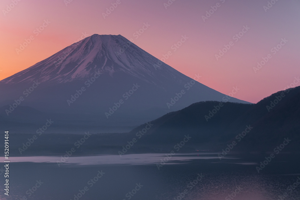 从日本山梨县元宿湖看富士山。