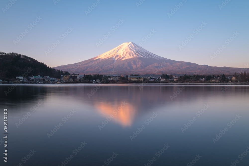 富士山在日本河湖。富士山在日出时的倒影。