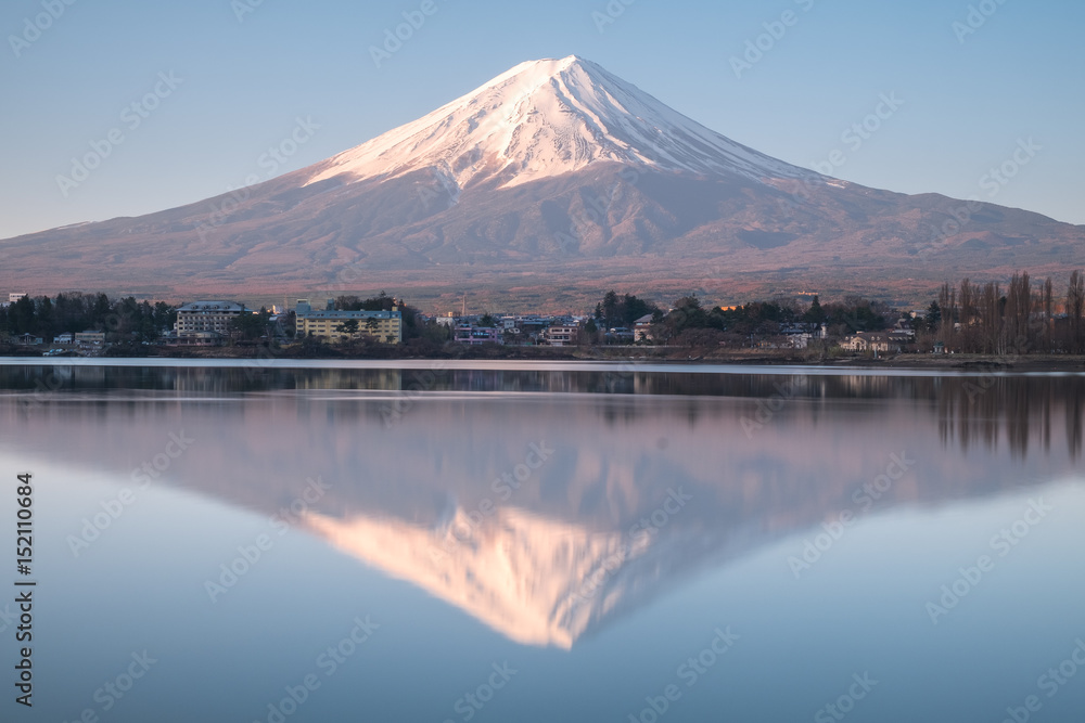 富士山在日本河湖。富士山在日出时的倒影。