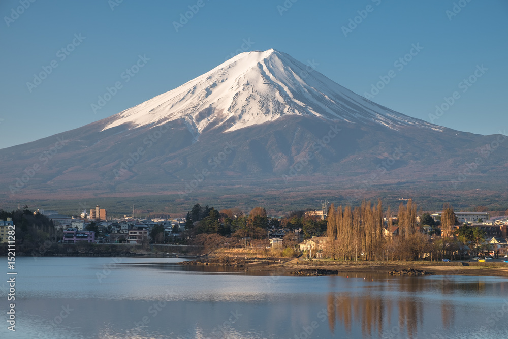 从春天的河口湖看早晨的富士山景。