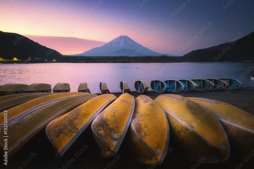 日本山梨县，早晨的昭治湖和富士山。