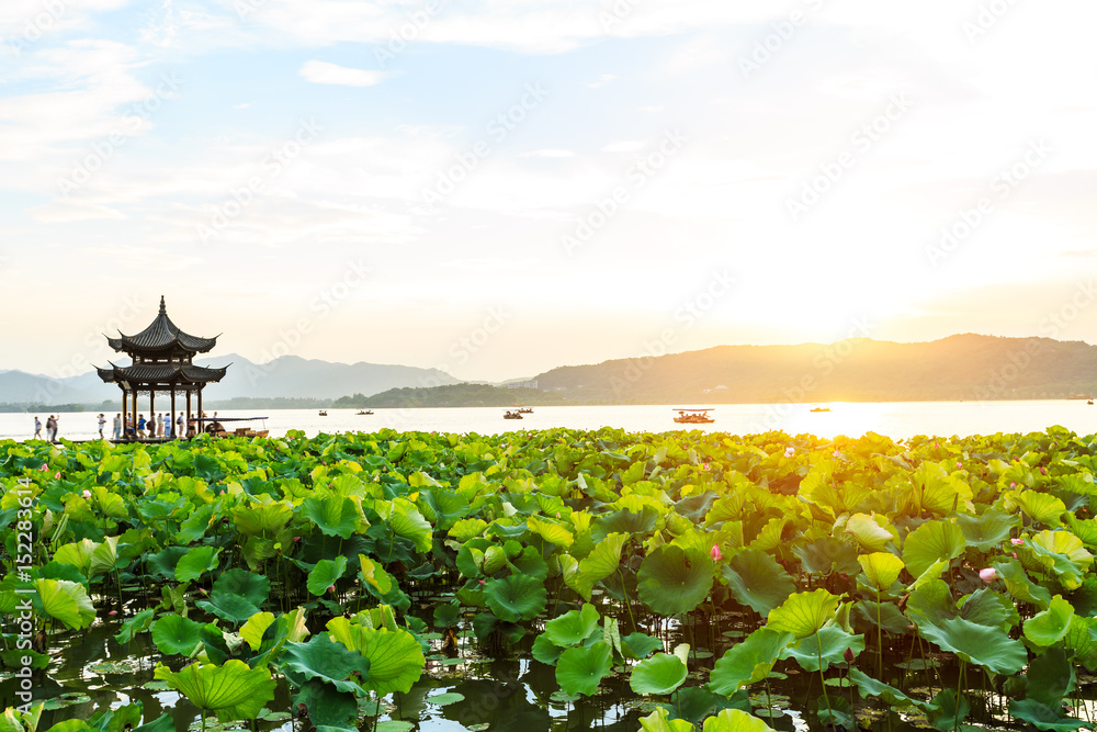 黄昏的杭州西湖古亭，中国