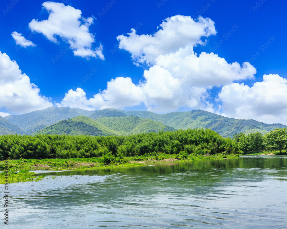 蓝天下的河流和青山