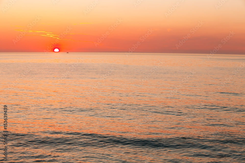 日落时分，太阳落在地平线上，海上或海洋日出。T