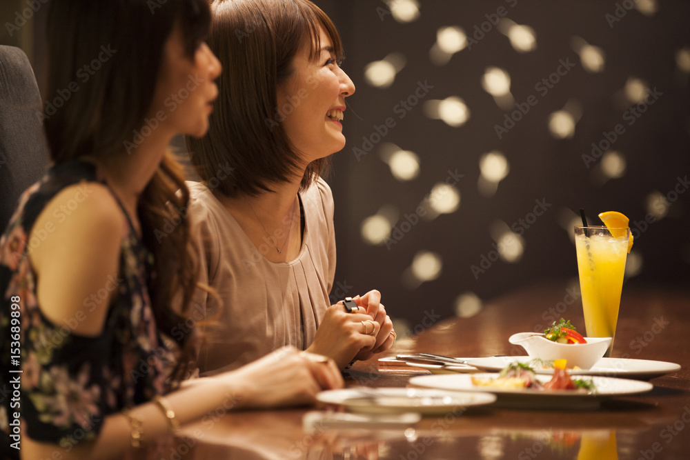 女人在酒吧喝鸡尾酒