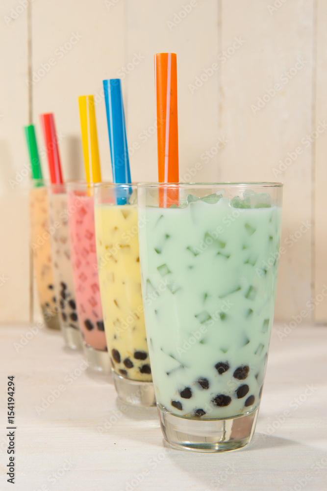 Boba/泡泡茶。木桌上有珍珠的自制各种奶茶。