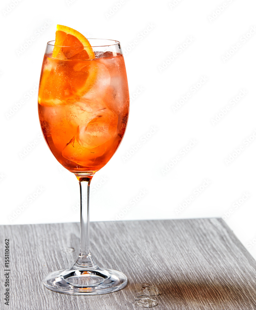 一杯aperol雪碧鸡尾酒