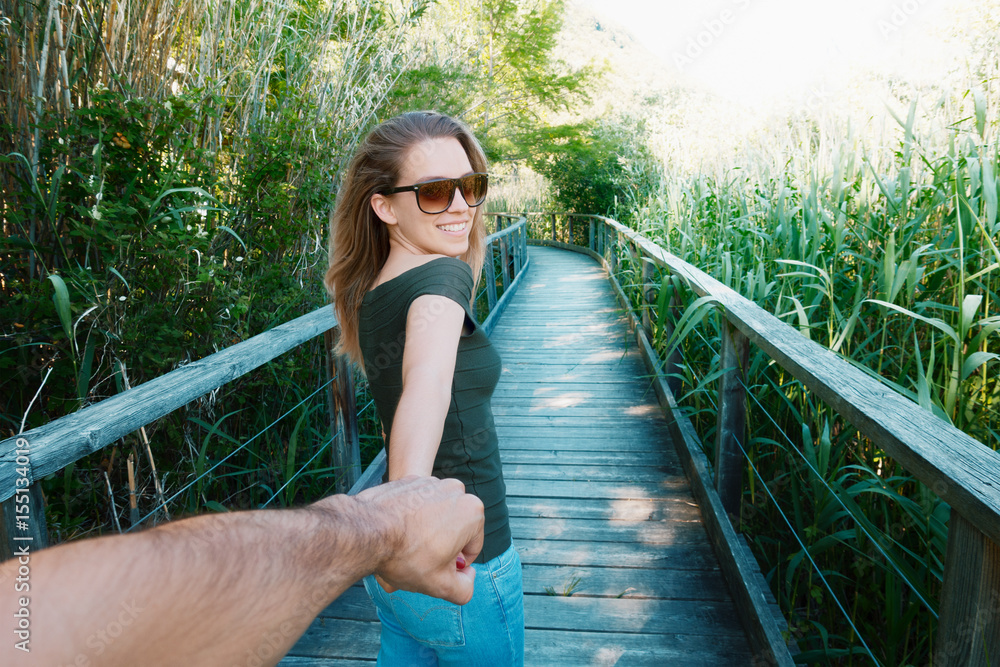 Donna tiene uomo per mano nella natura, vacanza tour 