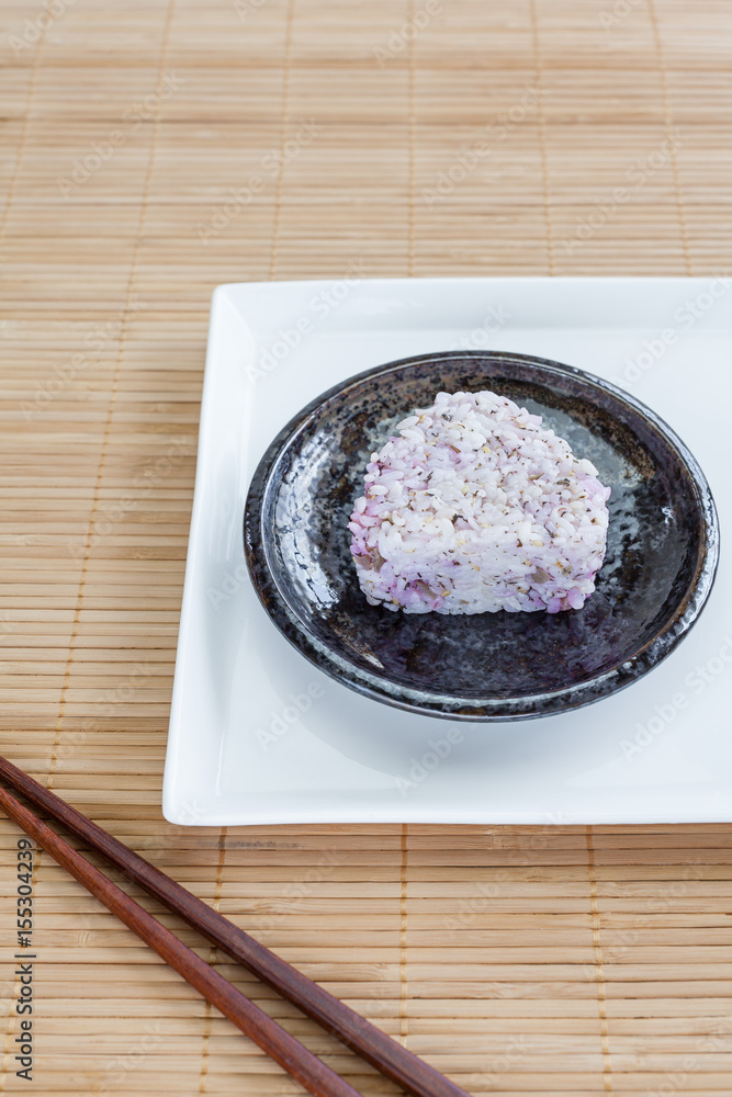 洋葱饭，日本食物饭团，由白米制成三角形或圆柱形。