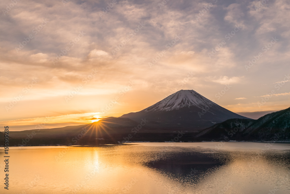 冬季清晨的本须湖和富士山。本须湖是最西部的