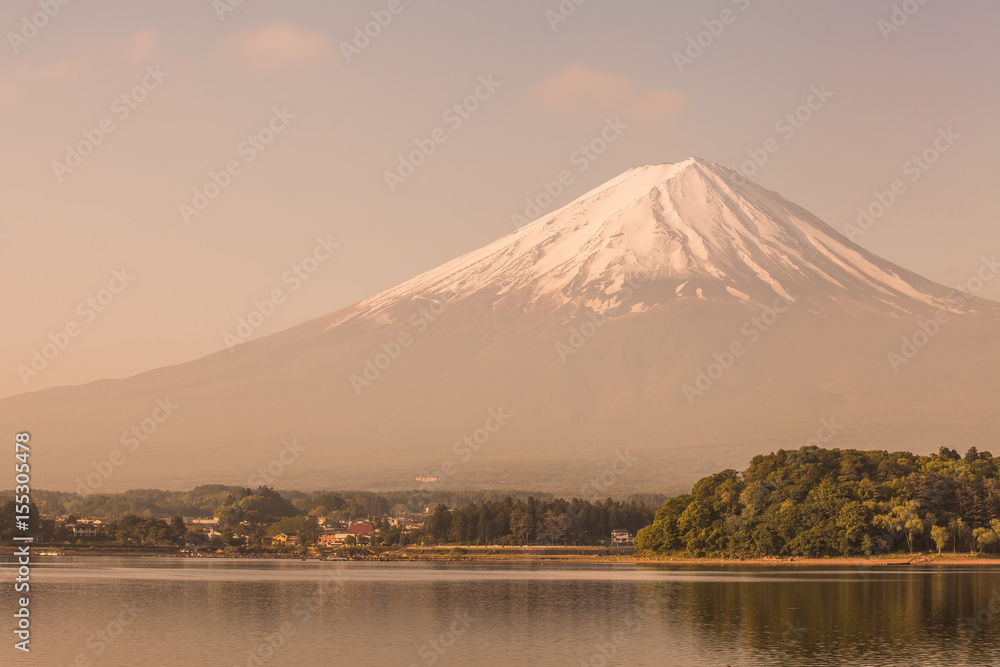 春季的河湖和富士山