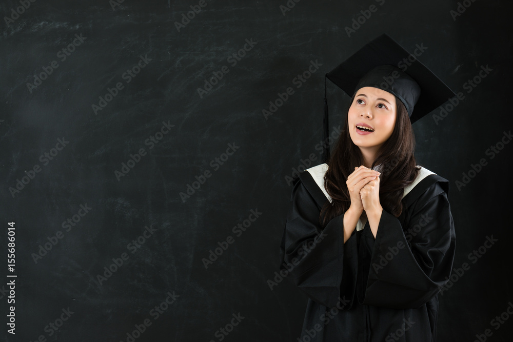 温柔的深色头发学士学位女孩