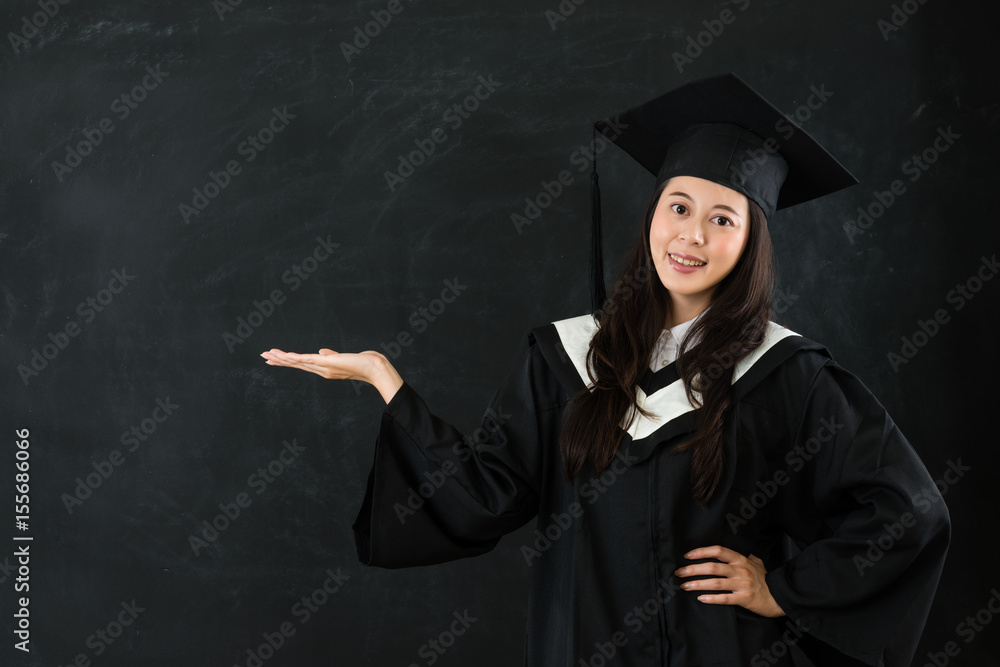 友好的学生举手展示