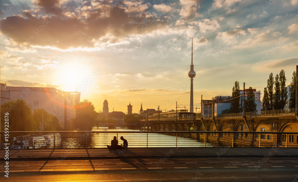 Jannowitz桥附近的柏林大街Sundown Berlin忧郁的天空年轻的柏林人柏林的天赋脉搏